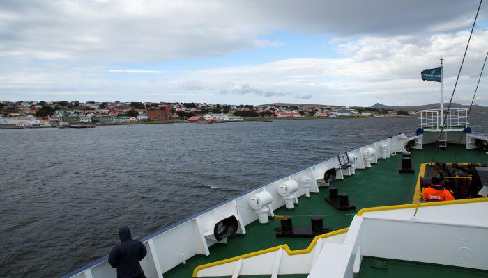 Plancius_als_eerste_expeditieschip_terug_in_Falkland_eilanden