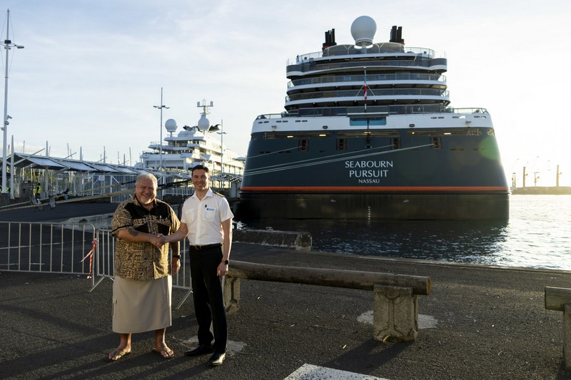 President_van_FransPolynesi_bezoekt_Seabourn_Pursuit_in_Papeete
