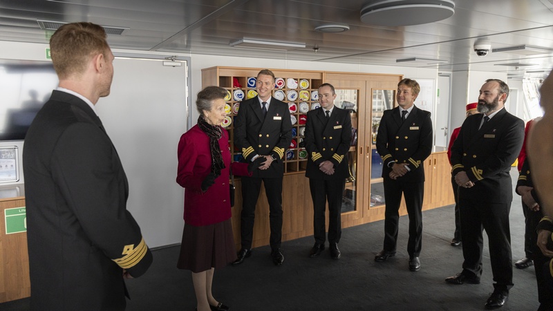 Koningin_Anne_verwelkomt_Prinses_Anne_aan_boord_tijdens_bijzonder_bezoek_aan_Liverpool