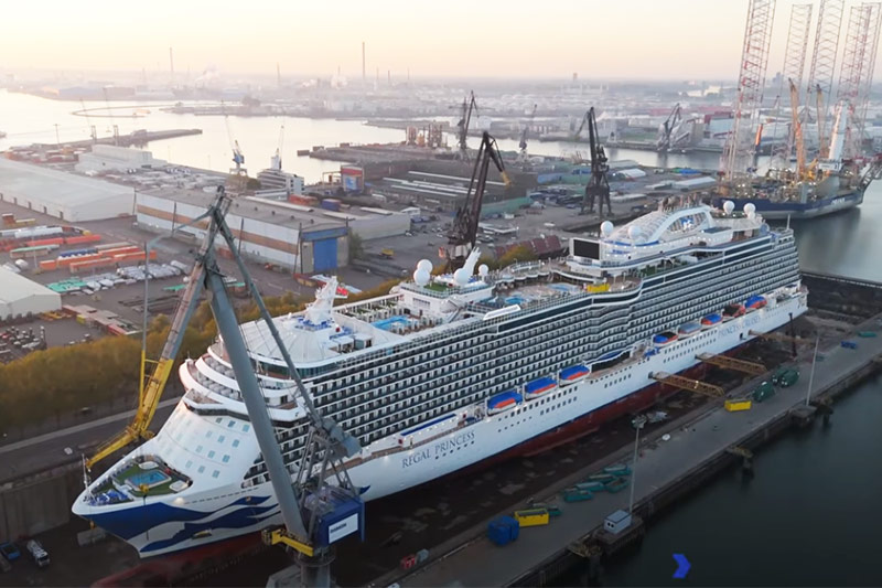 Damen_vervangt_motor_op_Regal_Princess