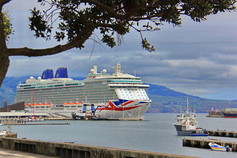 Britannia van P&O Vertrekt op Jubileumcruise ter Viering van 10 Jaar Dienst		