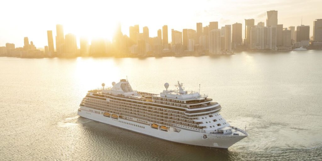 Ultraluxe_cruisemaatschappij_past_kledingvoorschriften_aan