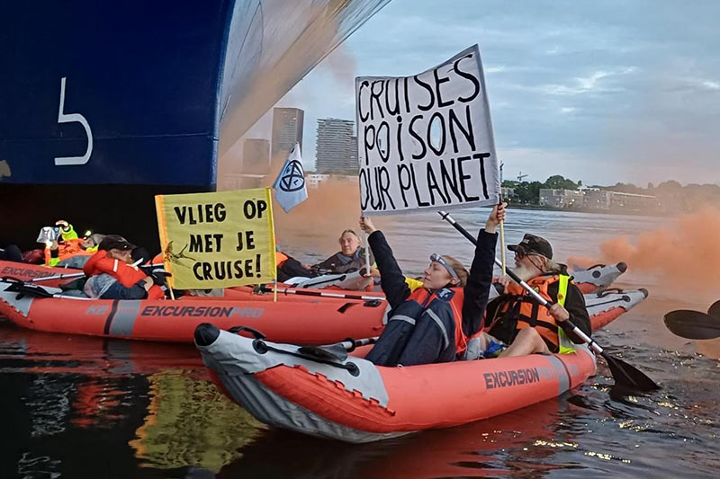 Demonstranten_zorgen_voor_vertraging_bij_aankomst_Celebrity_Eclipse_in_Amsterdam