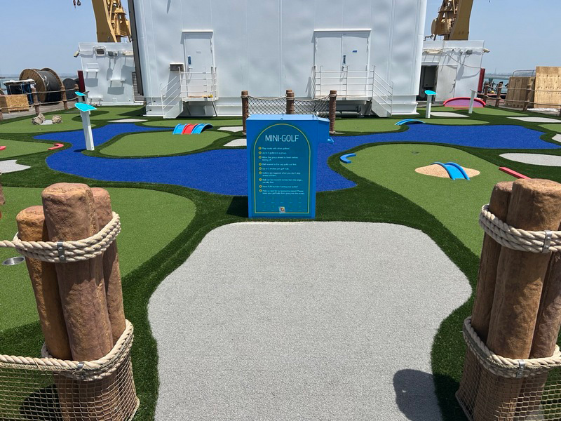 Carnival_Liberty_krijgt_nieuwe_midgetgolfbaan_van_Adventure_Golf_amp_Sports