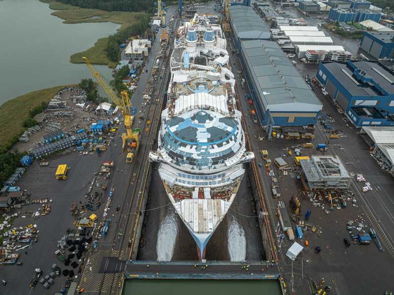 Legend of the Seas te water gelaten bij Meyer Turku	