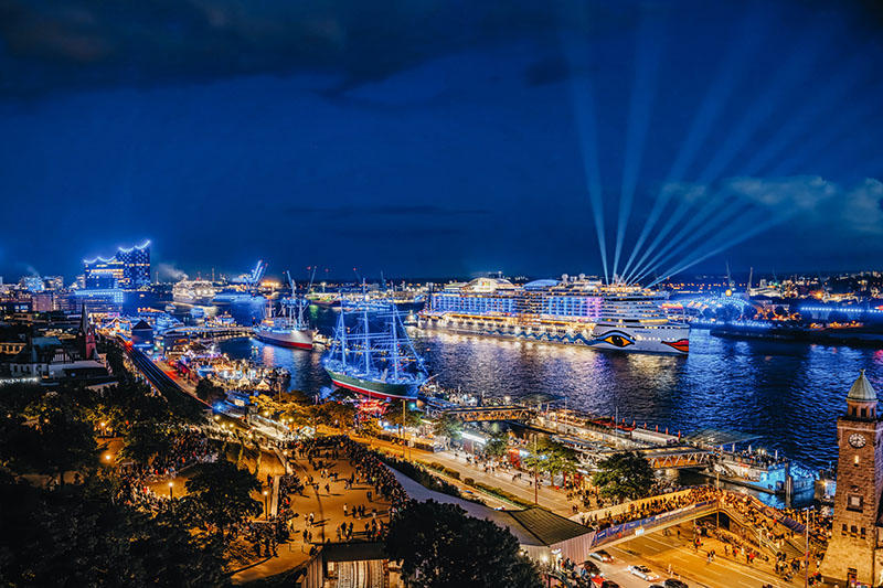 AIDAperla neemt deel aan vertrekparade tijdens Hamburg Cruise Dagen	