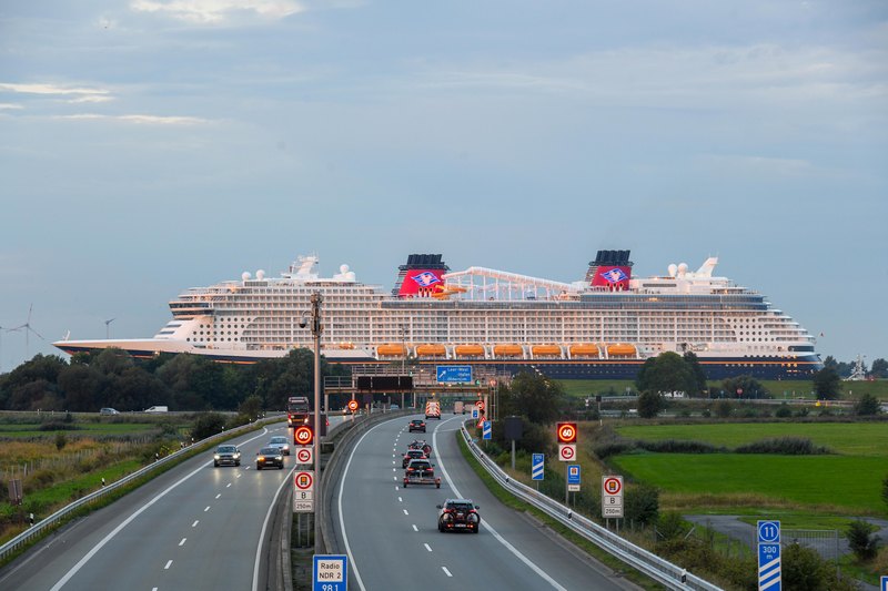 doorvaart_Disney_Destiny_over_de_Eems