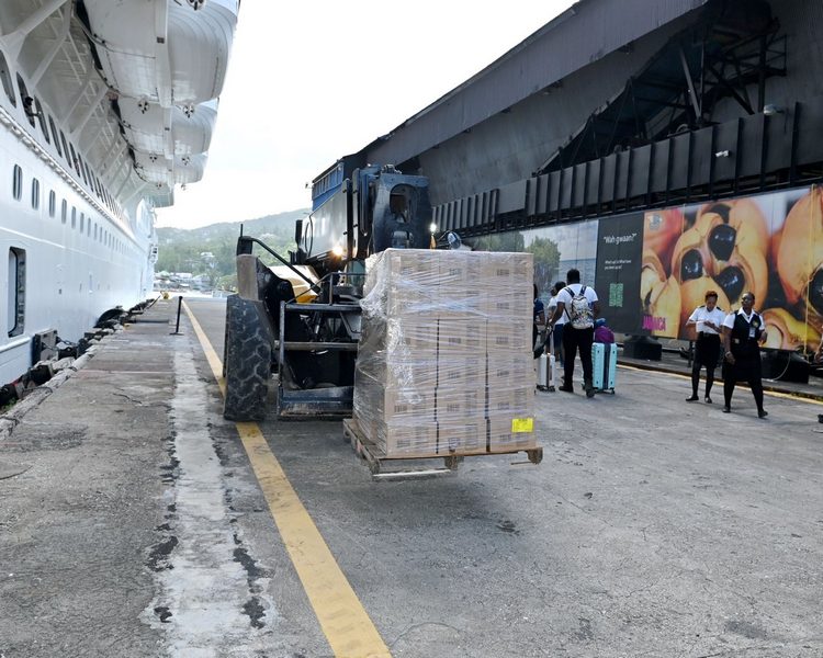 Carnival_Horizon_levert_hulpgoederen_in_Ocho_Rios