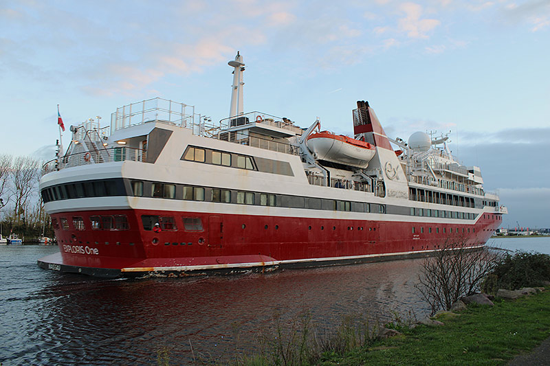 Kopers_melden_zich_voor_Exploris_One_terwijl_minimale_bemanning_schip_onderhoudt