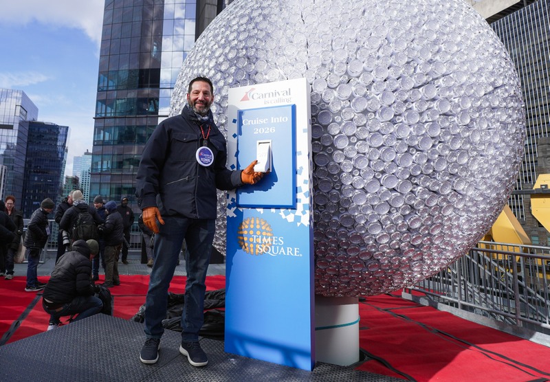 CarnivalCEO_Weinstein_leidt_ontsteking_van_de_New_Years_Eve_Ball_in_New_York