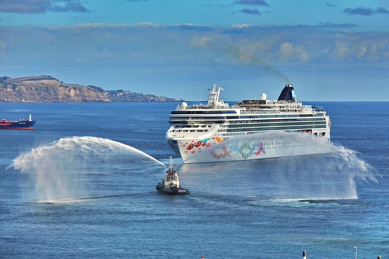 Norwegian_Pearl_vertrekt_voor_Big_Nude_Cruise__