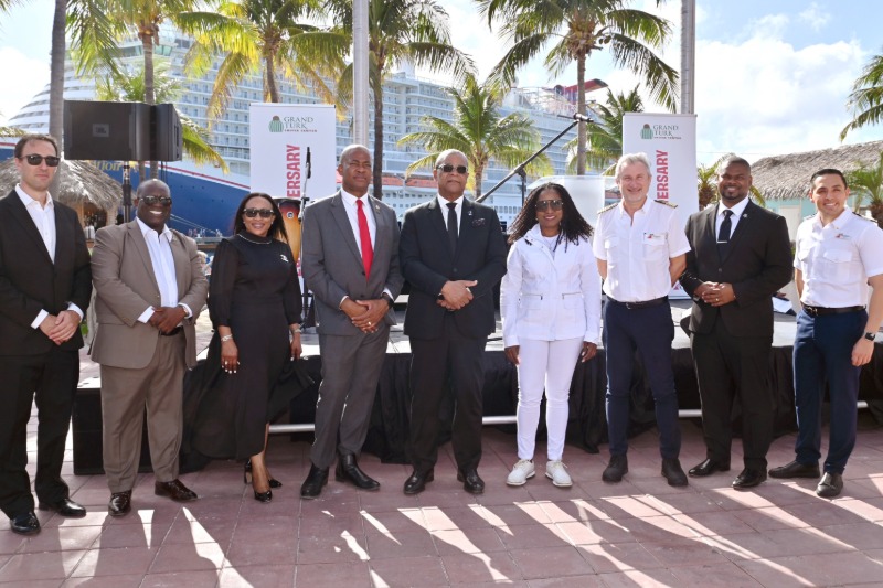 Carnival_viert_twintig_jaar_Grand_Turk_Cruise_Center