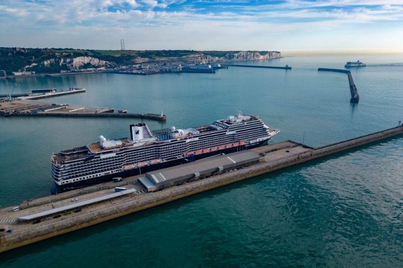 Viking_Vela_opent_cruiseseizoen_van__aanlopen_in_Port_of_Dover_in_april