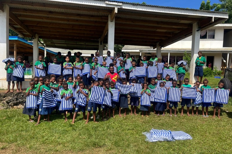 Carnival_ondersteunt_zwemlessen_in_Vanuatu