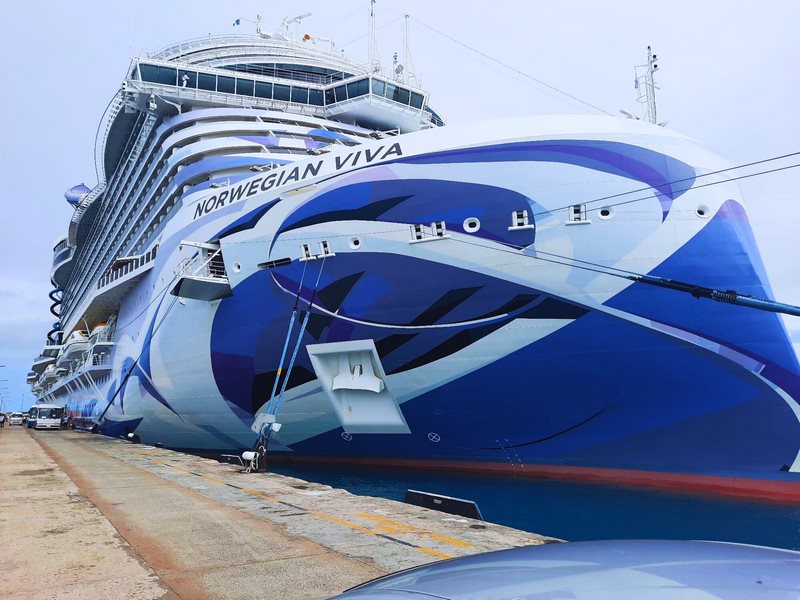 Norwegian haalt taart uit verjaardagspakket