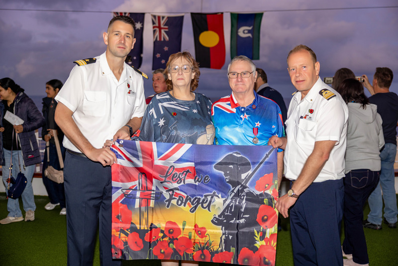 Australische_vloot_van_Carnival_herdenkt_Anzac_Day_op_zee