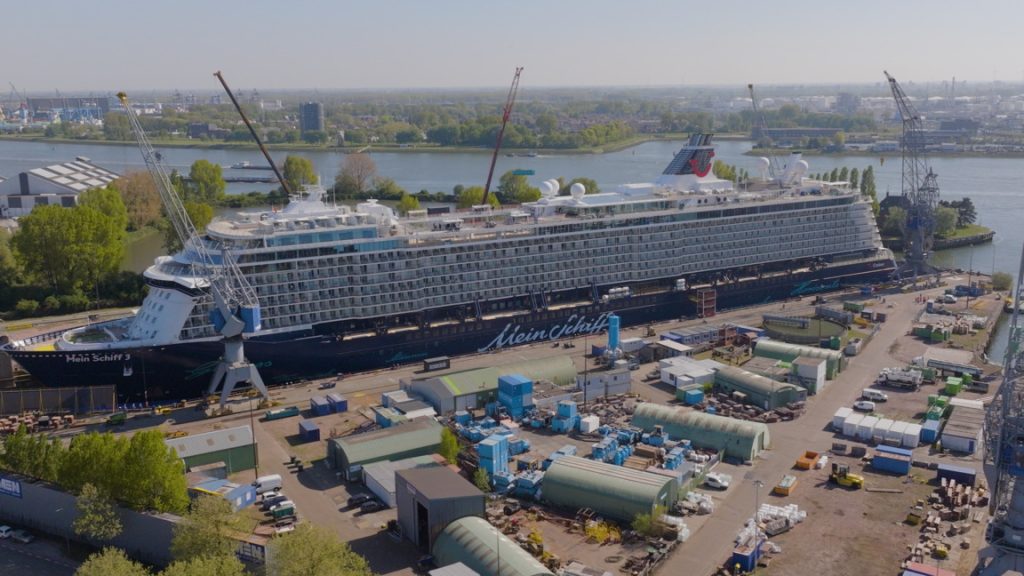 Mein_Schiff__hervat_vaart_na_droogdok_in_Rotterdam