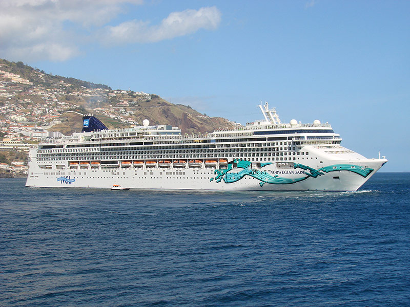 Norwegian_Jade_en_Norwegian_Gem_hervatten_cruises_na_droogdok