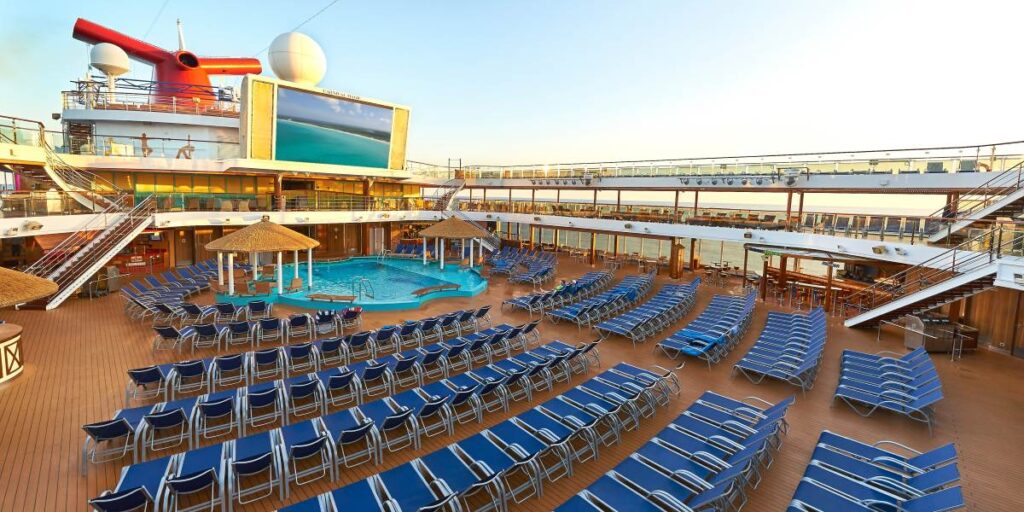 Carnival geconfronteerd met rechtszaak van €5 miljoen na brandwonden op Lido-dek van Carnival Magic