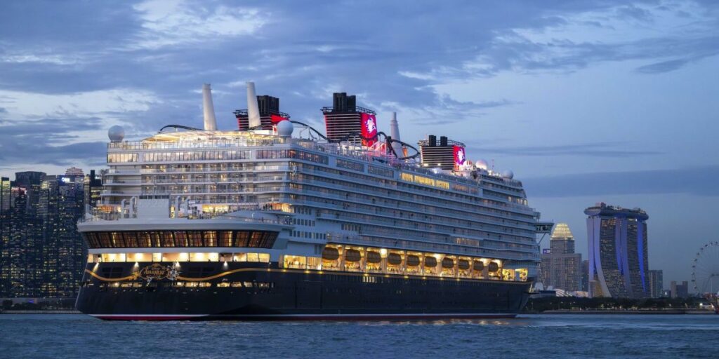 Disney_Adventure_voert_als_eerste_schip_van_Disney_Cruise_Line_kosten_in_voor_roomservice