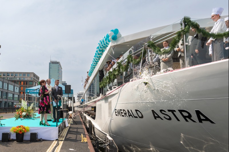 Emerald_Astra_gedoopt_in_Amsterdam
