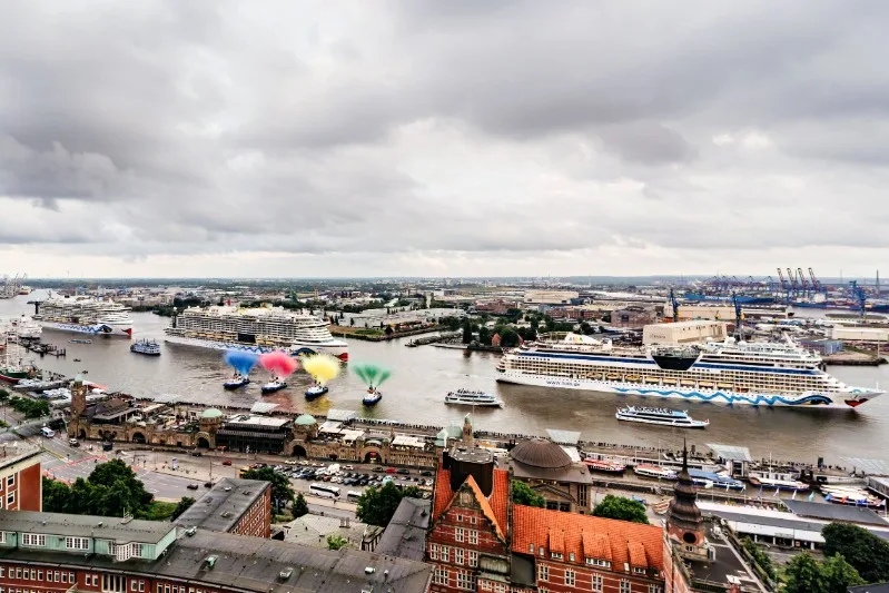 AIDA_viert_jarig_jubileum_met_parade_van_drie_schepen_in_Hamburg