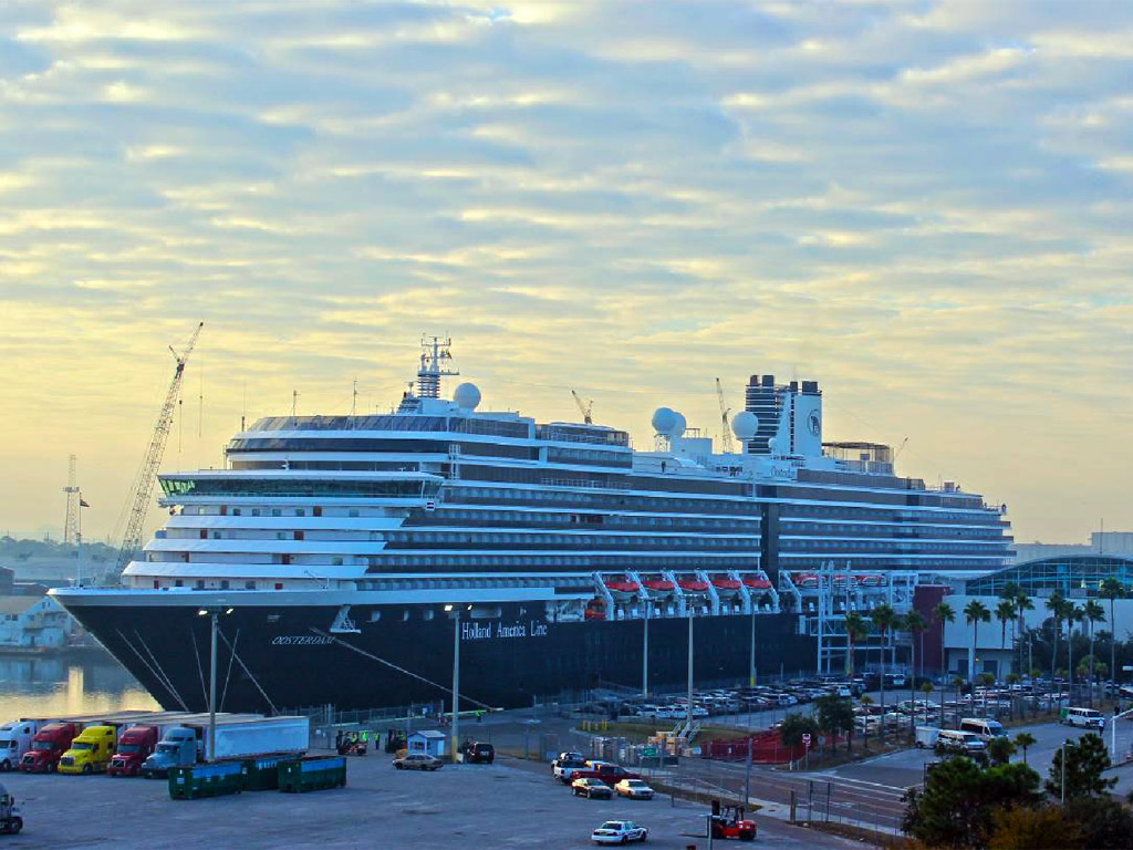 Oosterdam van Holland America vaart naar unieke zonsondergangseclips		