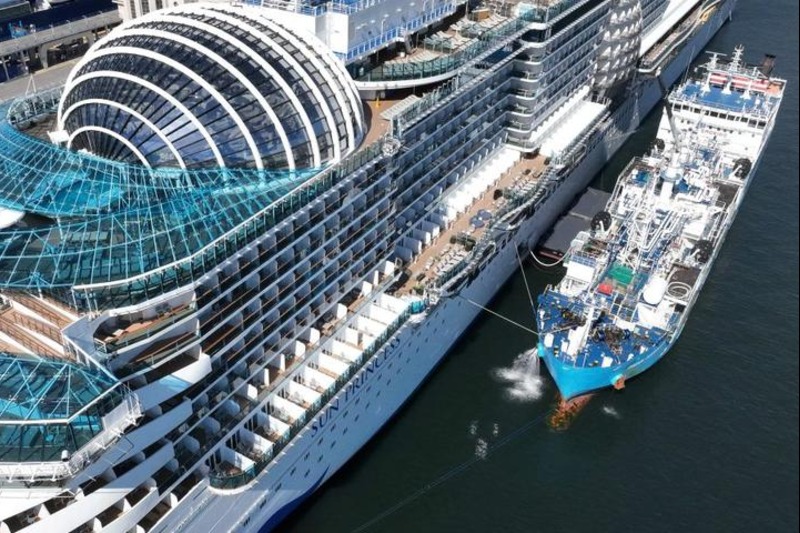Haven_van_Napels_presenteert_eerste_LNGoverslag_van_schip_tot_schip_voor_Sun_Princess