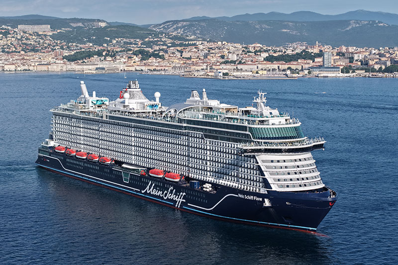 Mein_Schiff_Flow_ontvangt__partners_aan_boord_voorafgaand_aan_doopceremonie
