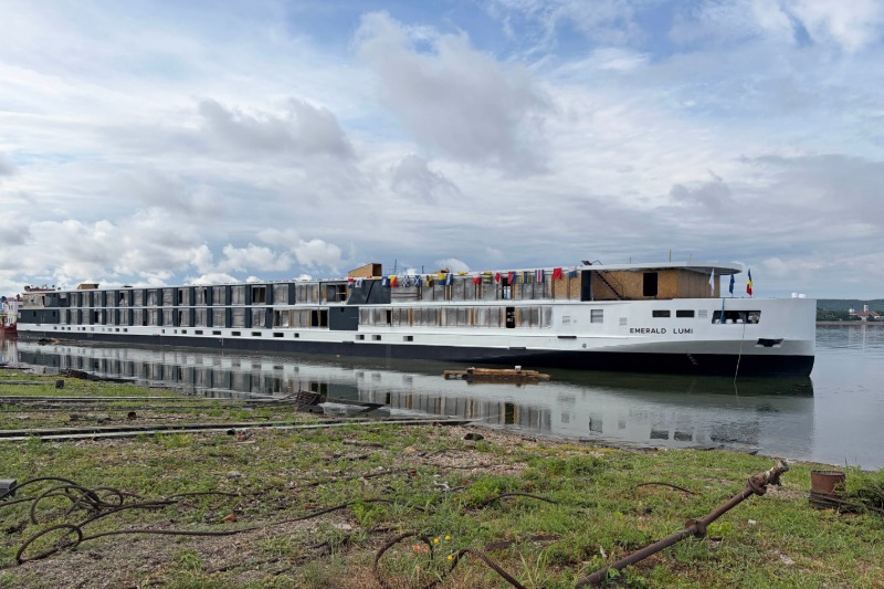 Emerald Lumi raakt voor het eerst het water