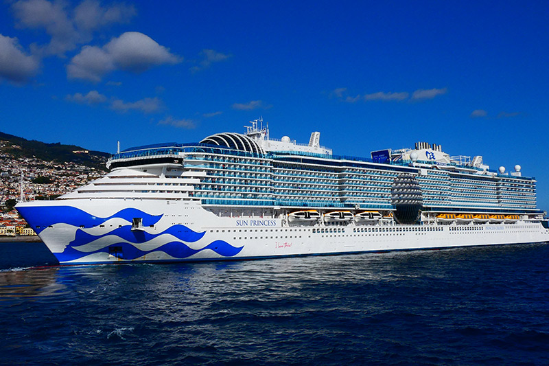 Princess_Cruises_past_route_van_de_Sun_Princess_aan_wegens_drukte_in_de_haven