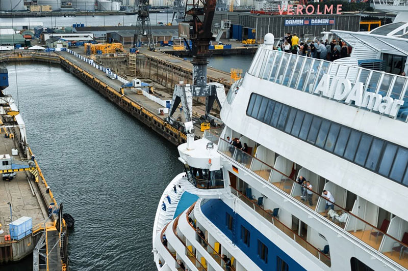 Damen_ontvangt_AIDAschip_voor_droogdok_met_passagiers_aan_boord