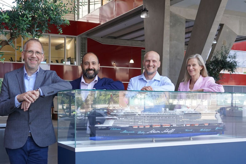 TUI_verwelkomt_Adam_Swietlik_als_nieuwe_kapitein_van_Mein_Schiff_