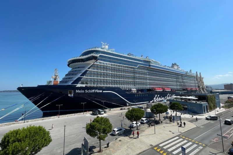 Mein_Schiff_Flow_wordt_grootste_cruiseschip_dat_Koper_aandoet