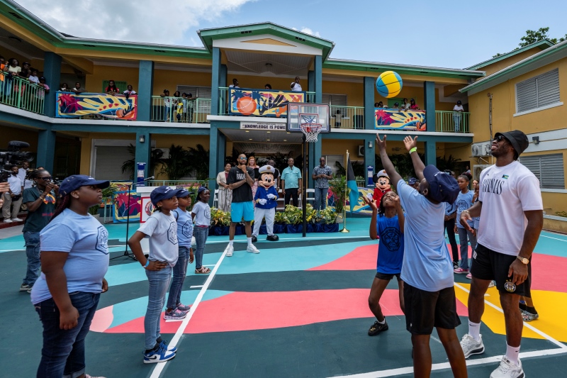 Disney_Cruise_Line_transformeert_schoolplein_in_Nassau