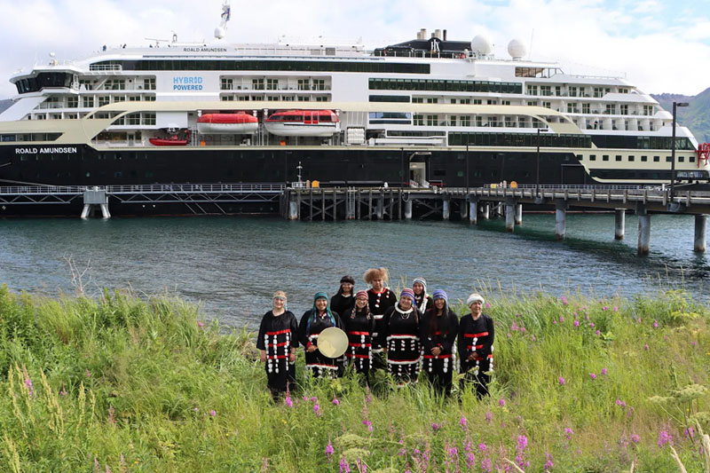 HX_eerste_cruisemaatschappij_die_Old_Harbor_in_Alaska_aandoet