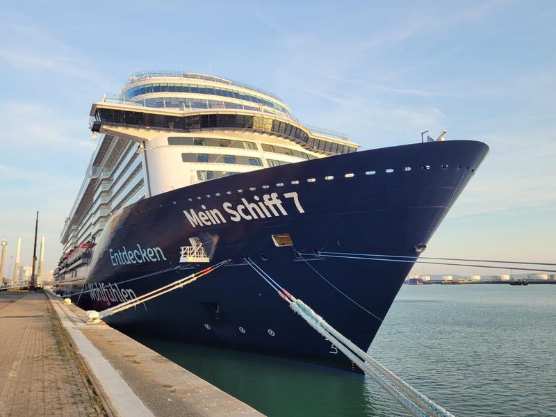Mein Schiff 7 van TUI vaart naar Spitsbergen