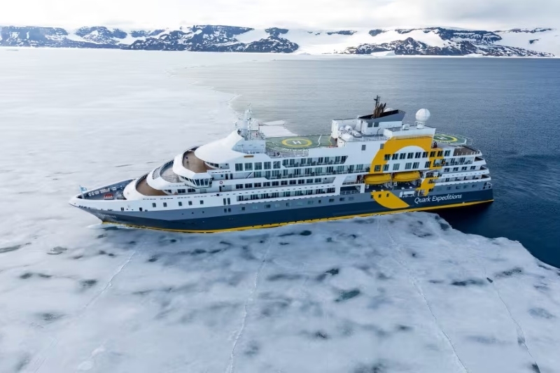 Schepen van Quark Expeditions leggen zonsverduistering boven Groenland vast
