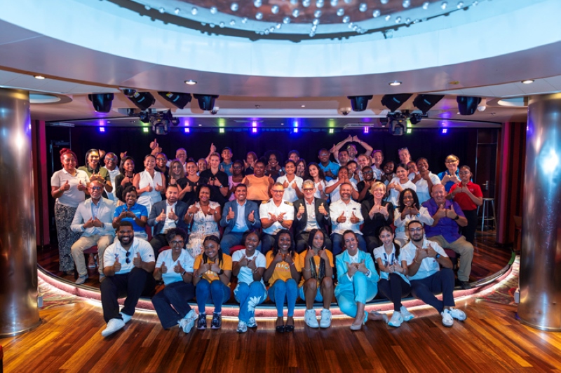 Studenten van Curaçao verkennen cruisebanen aan boord van Carnival Horizon