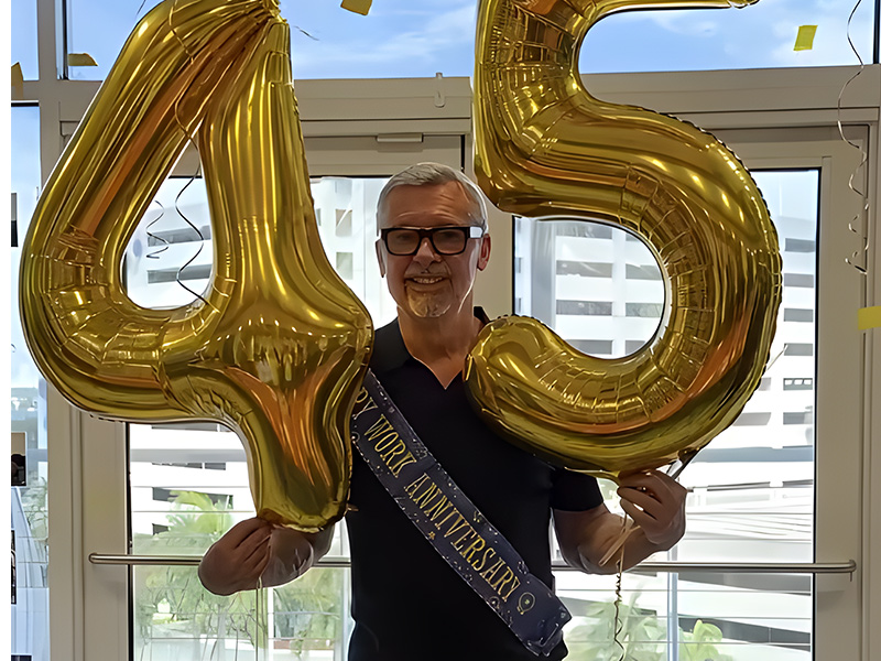 Michael Bayley viert 45 jaar bij Royal Caribbean