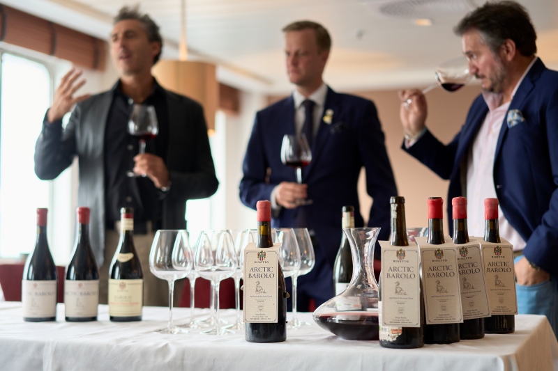 Hurtigruten schenkt Barolo die een jaar onder het Arctische water rijpte