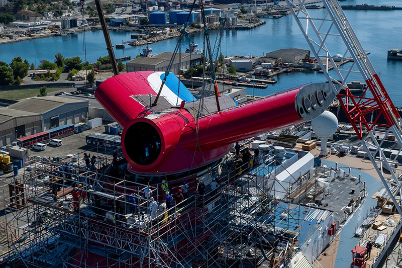 Carnival Freedom krijgt nieuwe schoorsteen tijdens droogdok