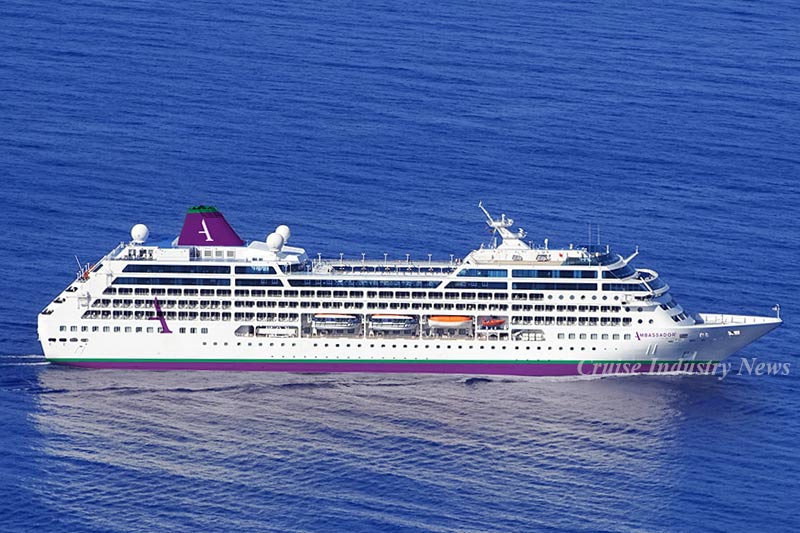 Ambassador koopt Oceania Sirena; Semester at Sea huurt schip in de winter