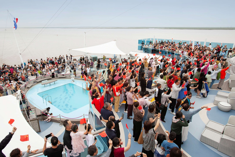 Twee_schepen_van_Adora_Cruises_varen_uit_op_Chinese_Nationale_Feestdag