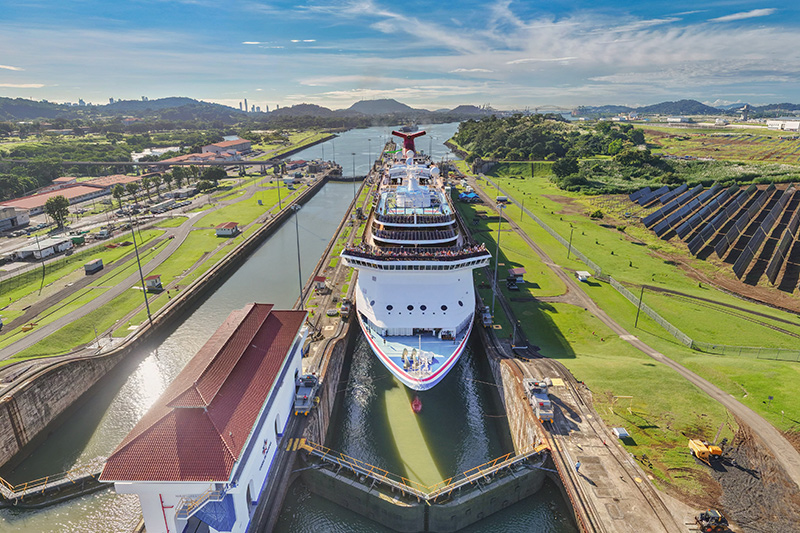 Carnival Miracle opent cruiseseizoen in het Panamakanaal