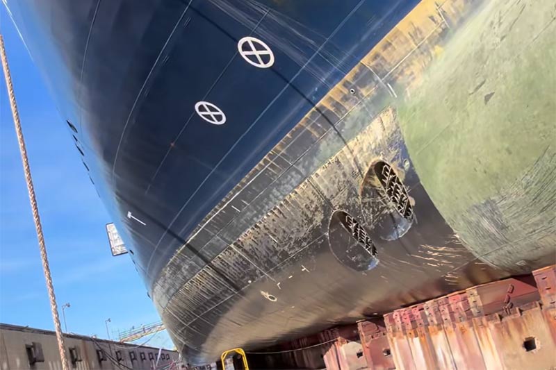 World Voyager ondergaat reparaties in een droogdok in Portugal