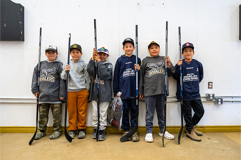 NHLPA en Quark Expeditions schenken hockeyspullen aan jongeren in Nunavut