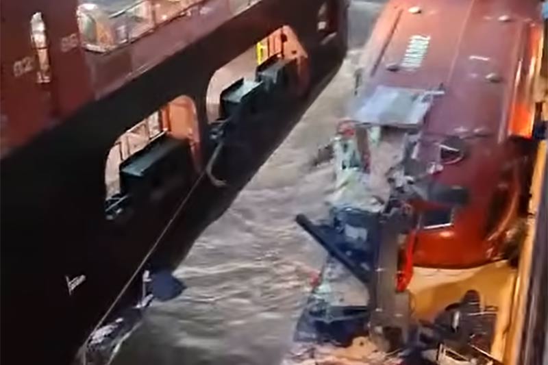Mein_Schiff__beschadigd_bij_vertrek_uit_Bremerhaven